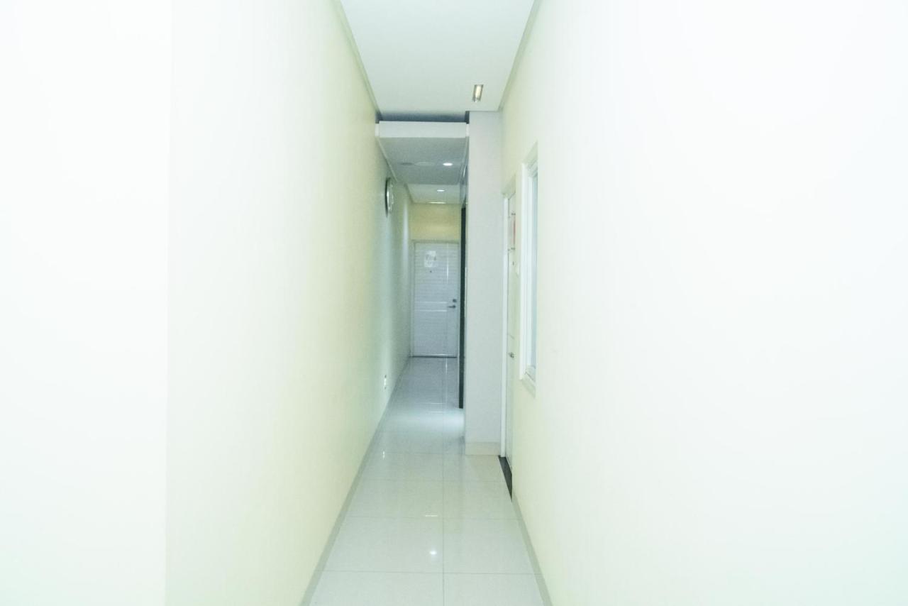Reddoorz At Tirta Mansion Paramount Gading Cicayur Exterior photo